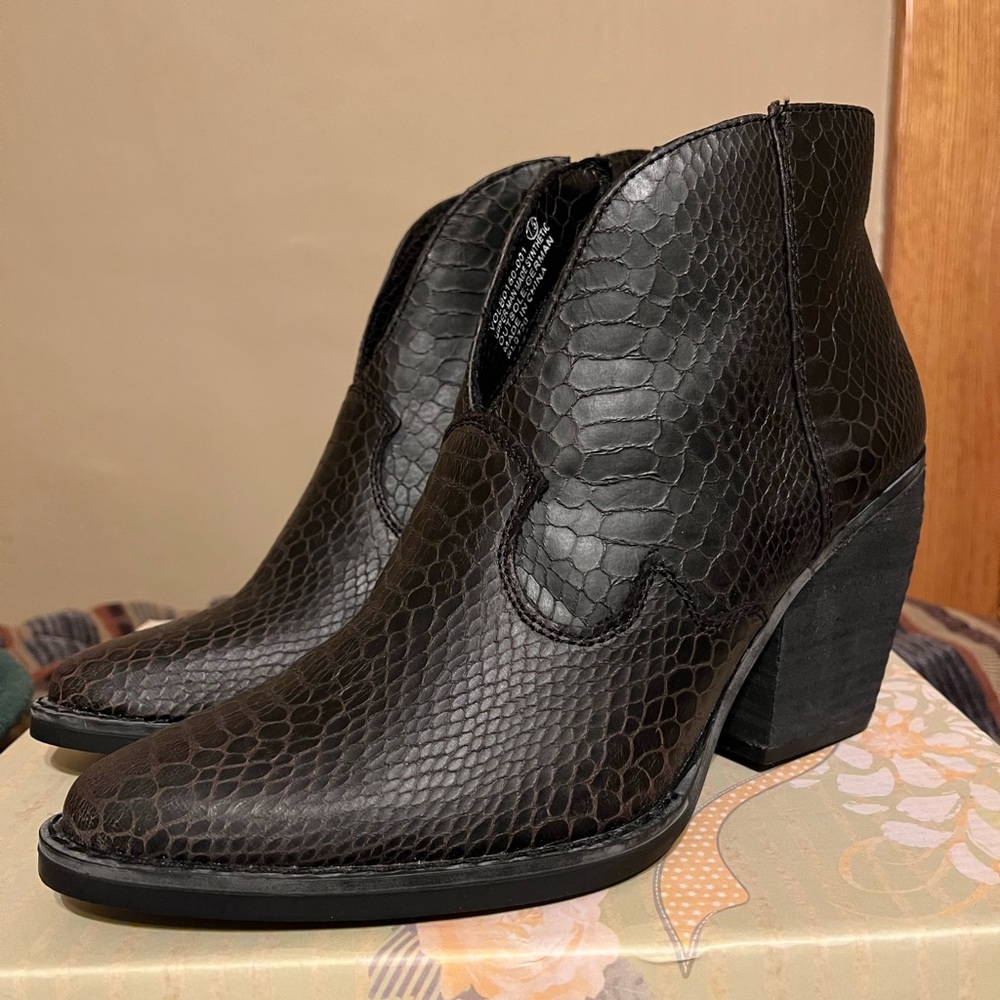Womens Very G, 7.5 western snake print black booties !!!!
